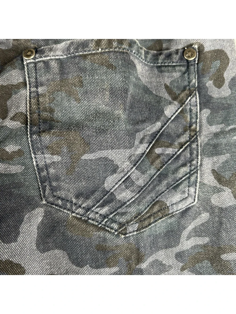 Akademiks product pair